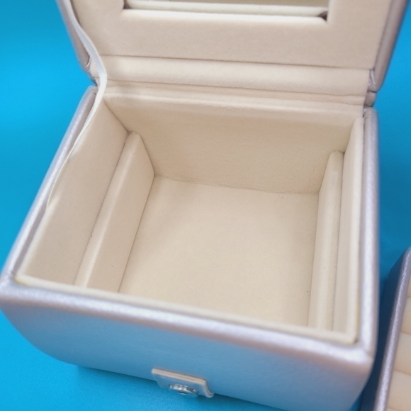 TRAVEL jewelry box or case. Silver faux leather. Mirror on the lid.🪞 - Picture 5 of 7